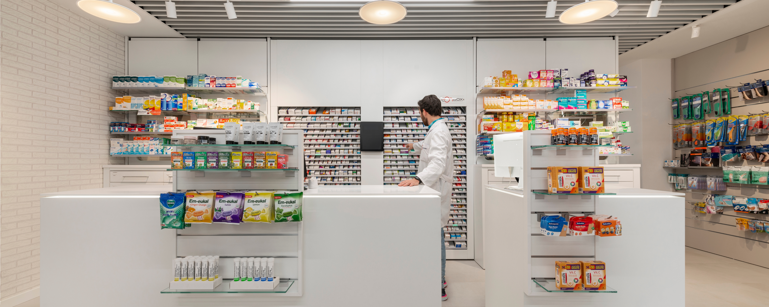 ¿Por qué algunas farmacias venden más con menos inventario?